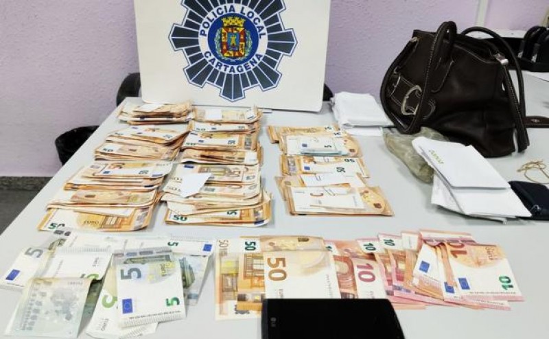 <span style='color:#780948'>ARCHIVED</span> - Cartagena police recover handbag containing 10,500 euros