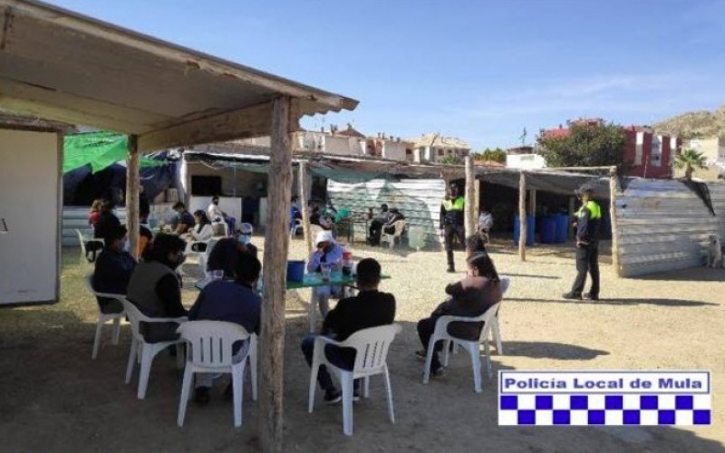 <span style='color:#780948'>ARCHIVED</span> - Mula police break up meal attended by more than 40 people