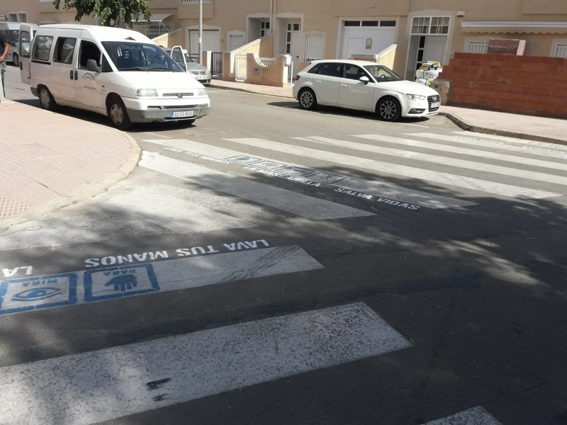 <span style='color:#780948'>ARCHIVED</span> - Los Alcazares launches covid awareness campaign on street crossings
