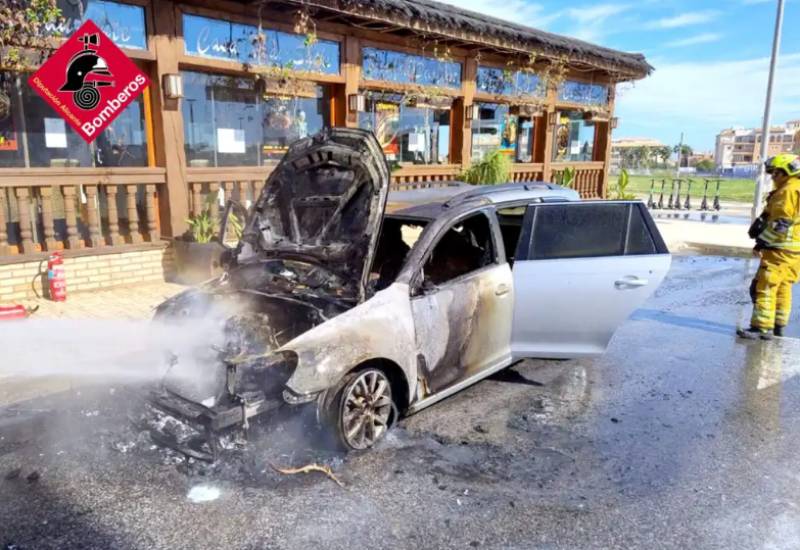 Car bursts into flames outside popular Orihuela Costa restaurant